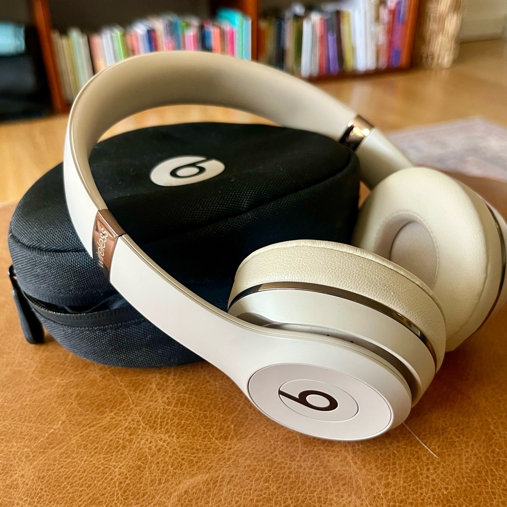 Beats Solo3 Wireless On-Ear Headphones in Pink and Rose Gold